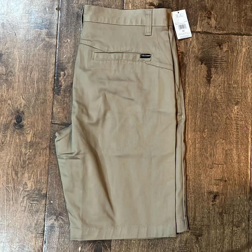 NWT Volcom Men’s V Monty stretch shorts in Khaki